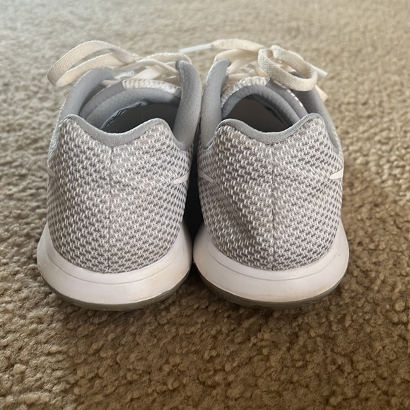 Womens size 8 Nike flex experience run 6, grey/white shoes. - Picture 3 of 5